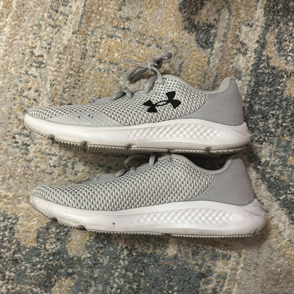 Women’s Under Armour sneaker size 8 - Picture 3 of 5